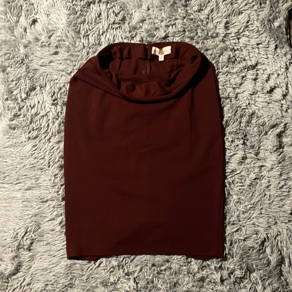 Size 6 burgundy philosophy skirt with a slit in the back.
